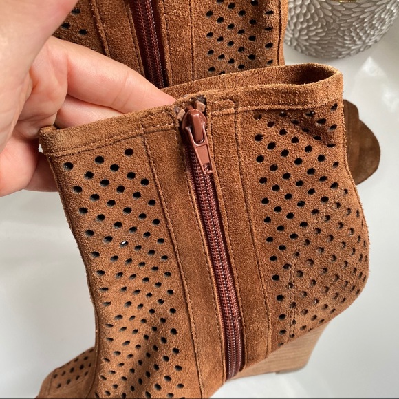 🍂 CARLOS SANTANA SUEDE LEATHER PERFORATED OPEN TOE WEDGE BOOTIES! - Picture 5 of 14